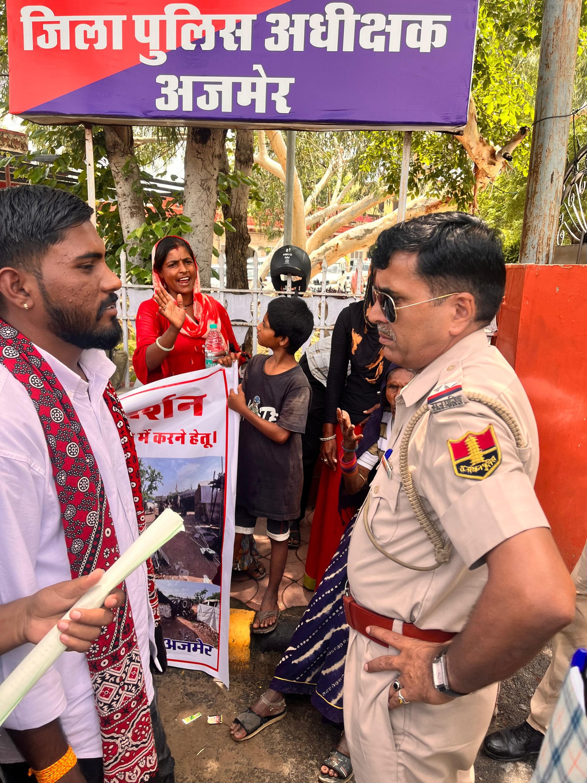 ज्ञापन सौंपने पहुंचे प्रतिनिधि