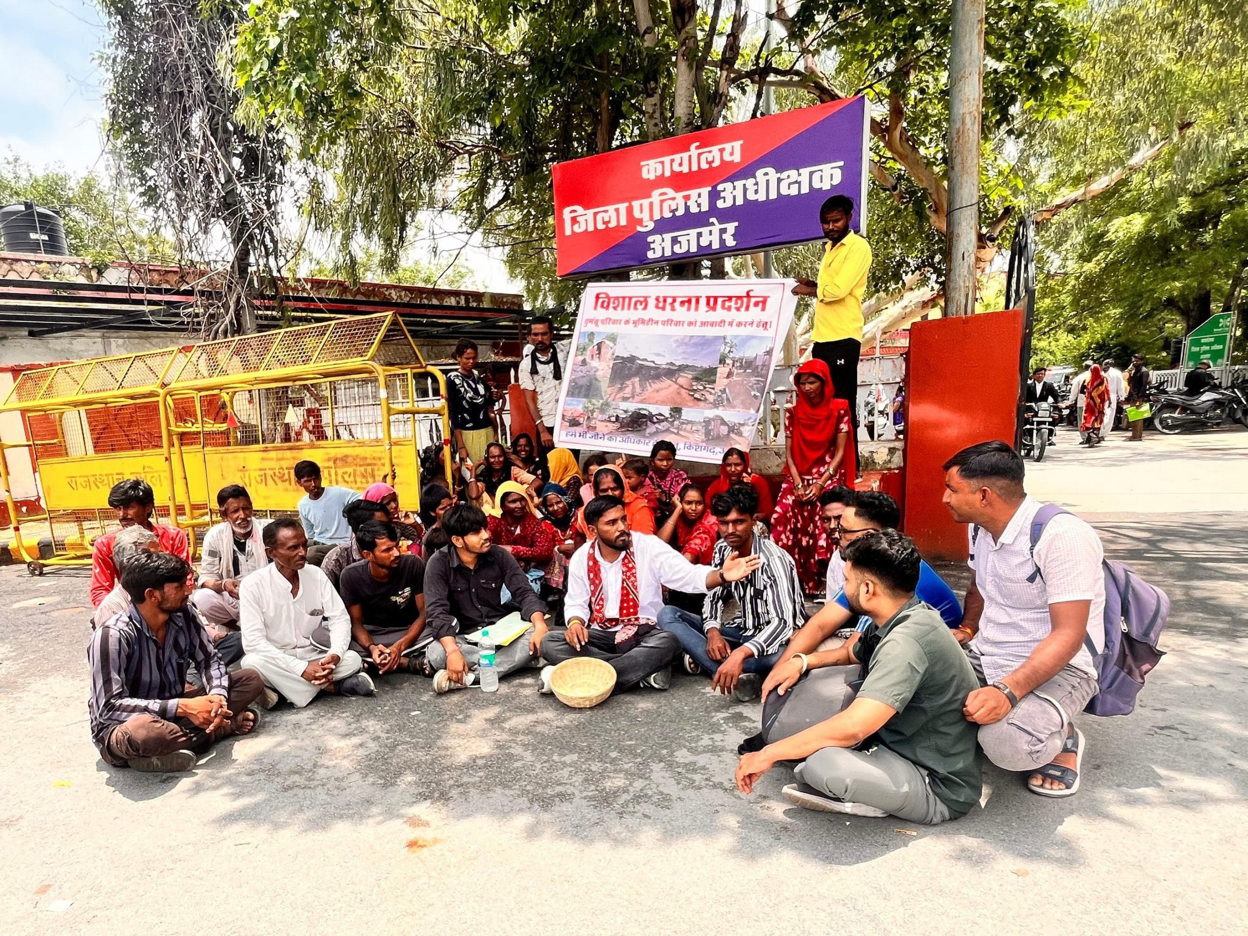 ज्ञापन सौंपते समाज के सदस्य