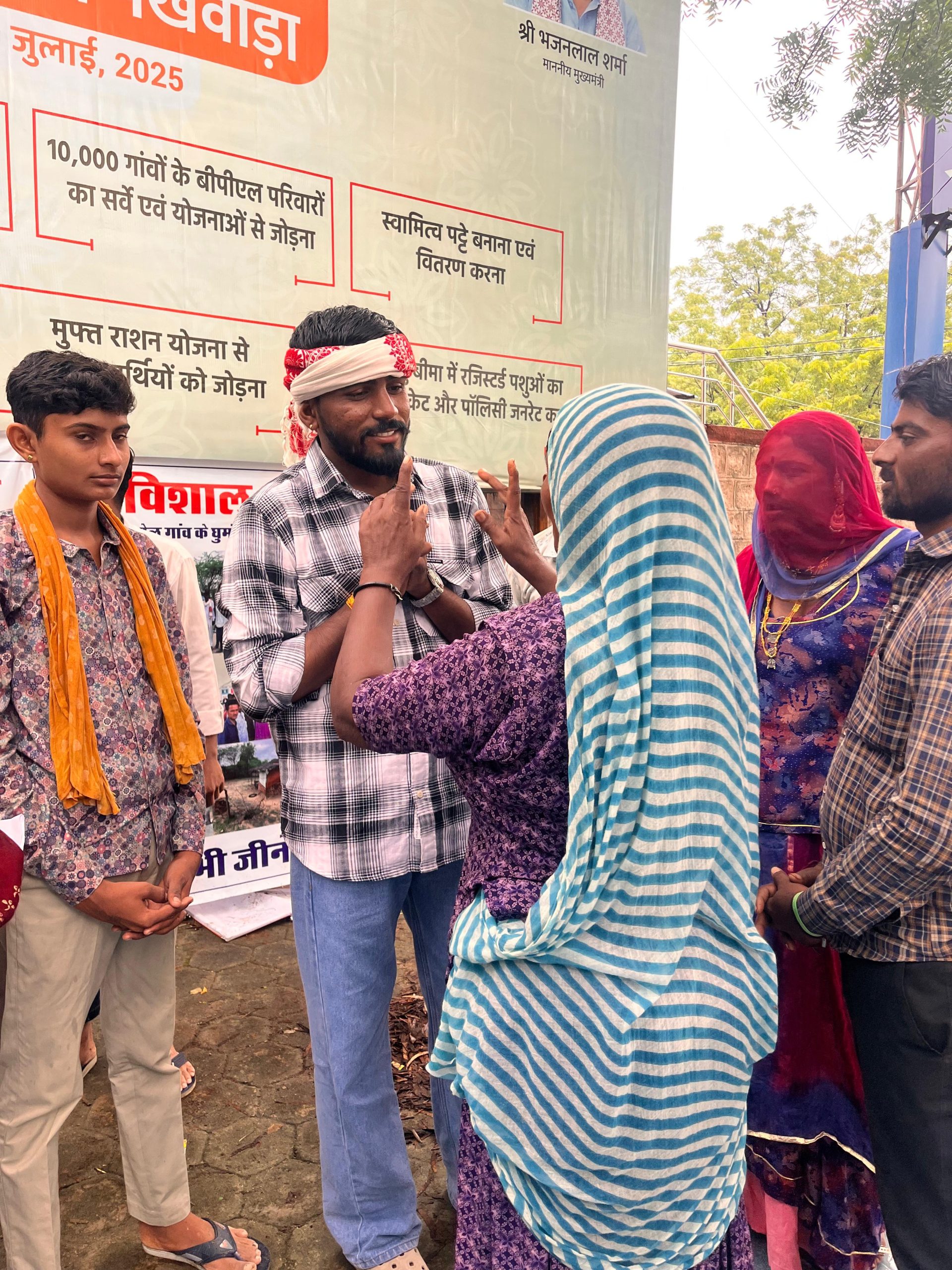 नारायण नाथ को धन्यवाद देतीं ग्रामीण महिलाएं