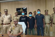 फायरिंग कर भाग रहे तीन बदमाश चढ़े पुलिस के हत्थे हथियार और विस्फोटक बरामद