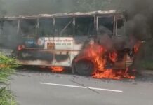 बस्ती में चलती रोडवेज बस में लगी भीषण आग, यातायात प्रभारी कुलदीप त्रिपाठी की सूझबूझ से टला बड़ा हादसा; सभी यात्री सुरक्षित